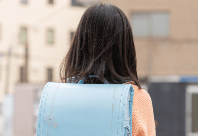 改札前で転んだ乗客。気づかぬふりをして通り過ぎる人々…直後⇒小学生見せた【ある行動】とは―！？