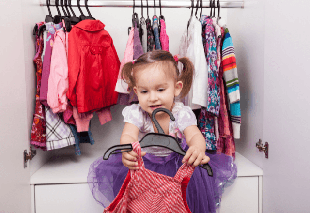 子どものお着替えはいつから自分でできる？練習のコツや教え方を解説
