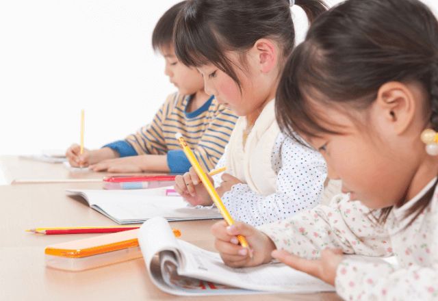 「なんでできないの？」はNG！お箸・鉛筆の正しい持ち方より大切なこと【保育士監修】