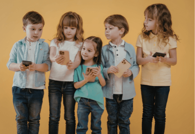 【子どものスマホ】何歳から持たせる？契約のコツと安心の注意点