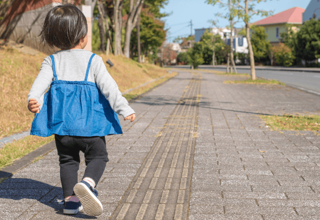 横断歩道で…“3歳児が信号を無視して全力疾走”。母親「危ない！」直後⇒現れた男性が【道路に寝転んだ】ワケ…