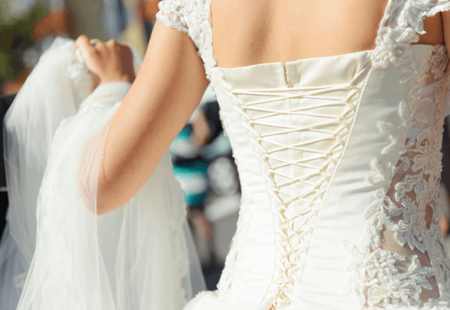 結婚式で…新婦母「娘はまだ！？」スタッフ「はい…」皆が困惑した直後⇒“見知らぬ女性”がドレス姿で現れ―！？