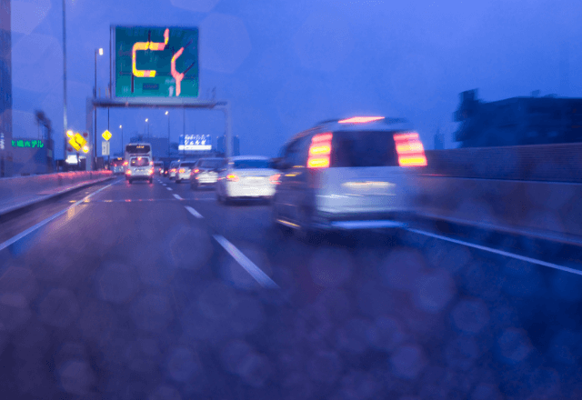 高速で…運転手の友人「そろそろ着くよ」私「了解」だが車道を見た瞬間⇒「前、前！」衝撃の光景に全員真っ青…