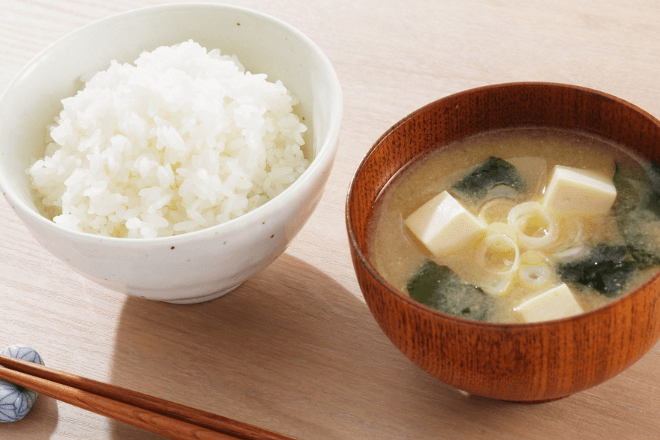 義実家で豪華な夕飯…私は白飯と味噌汁だけ！？義母「少食そうだから（笑）」夫に相談するも【まさかの一言】に絶句…