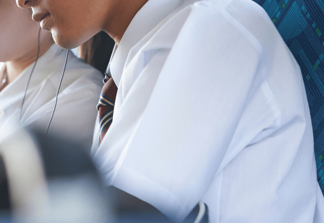 バスで…号泣する高校生に「大丈夫？」と近付く外国人女性。次の瞬間⇒車内が“笑いに包まれた”ワケ…