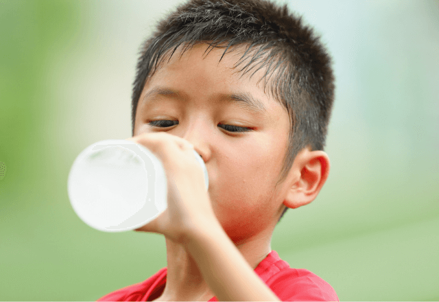 暑い夏を乗り越えよう！子どもの水分補給のポイント