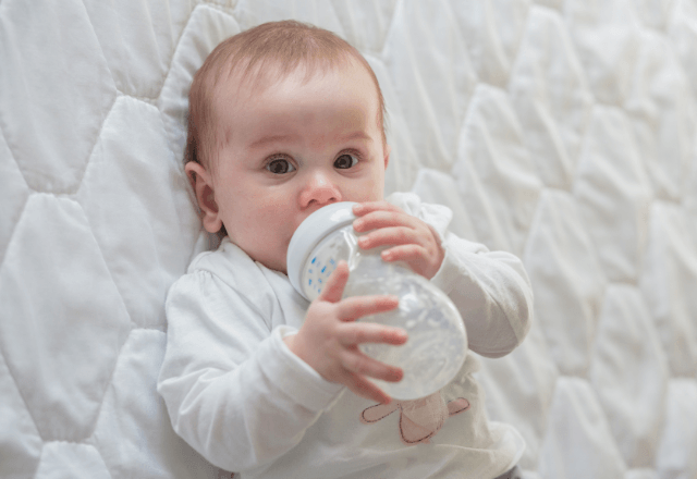 注目の乳児用液体ミルクとは？粉ミルクとの違いや便利な使い方を解説