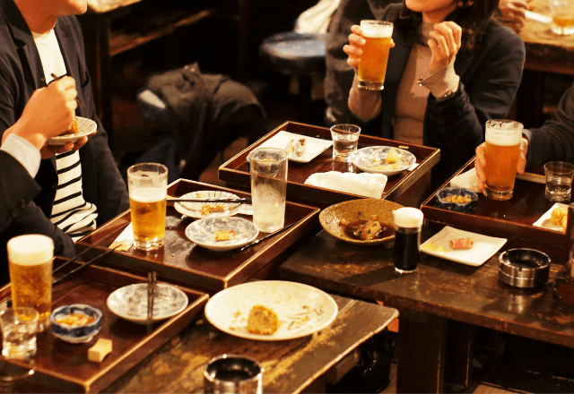 居酒屋で…「これ、頼んでいないのですが…」店員に確認した結果⇒【最悪すぎる結末】に一同騒然…