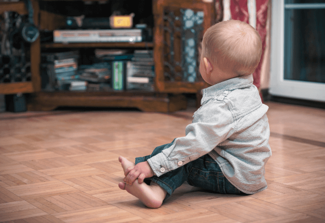 部屋で遊んでいるはずの息子に“違和感”が。近付いた直後⇒「えっうそ…！」衝撃の光景にゾッ…