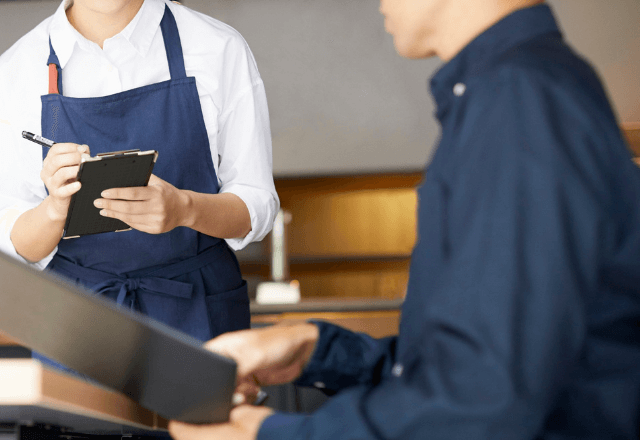 「責任者を出せ！」カフェで激怒の男性。店員が頭を下げた直後⇒「ウワー！」店内に叫び声が響いたワケ…