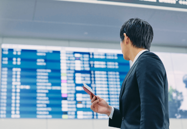 空港で…上司「大事な商談に中卒は連れて行かない（笑）」俺「はーい」帰宅した結果⇒2時間後、上司からSOS⁉