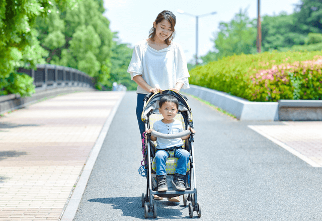 ベビーカーは何歳まで？卒業の目安とスムーズに歩けるようになるコツ