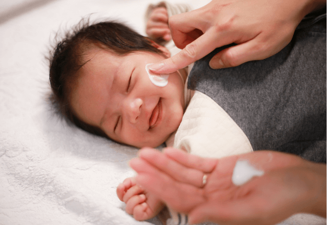 ぷるぷる肌をキープ！赤ちゃんに欠かせない保湿のコツと注意点