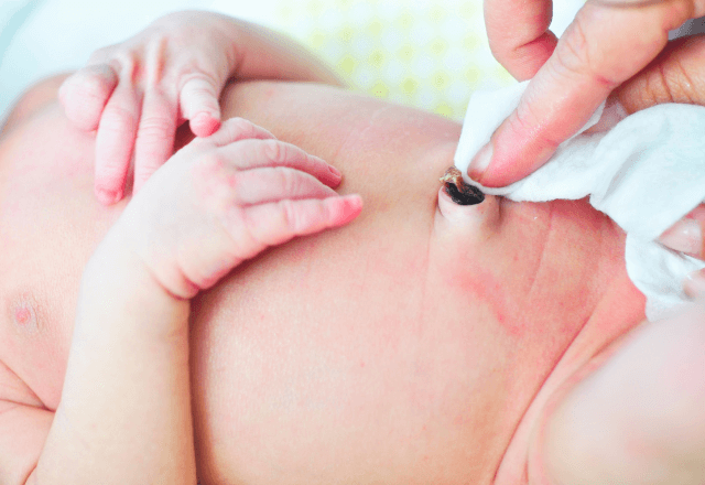 赤ちゃんのへその緒の正しい保管方法！桐箱がおすすめの理由とケースの選び方