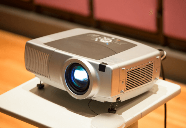 披露宴の後半…友人代表でマイクを握った女性。直後⇒女性が【スクリーンに映した写真】に会場の空気が一変して―！？