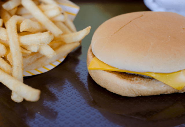 「ポテト塩別、バーガーピクルス抜き。あとスマイル」小学生の注文に店員唖然。直後⇒まさかの展開に―！？