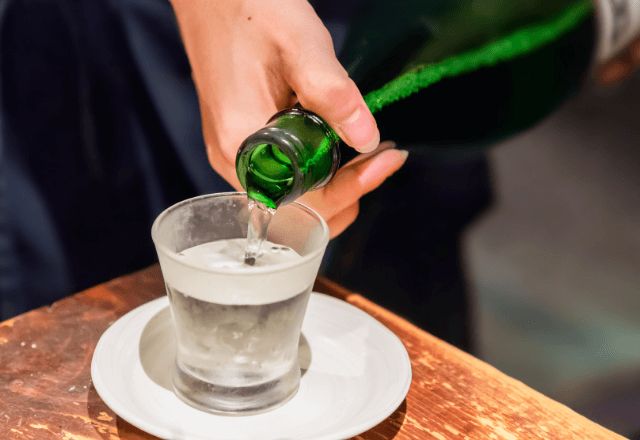 ずぶ濡れの客「弁償して！」日本酒を零した店員「お断りします。だって…」直後⇒“耳を疑う主張”に店内騒然…