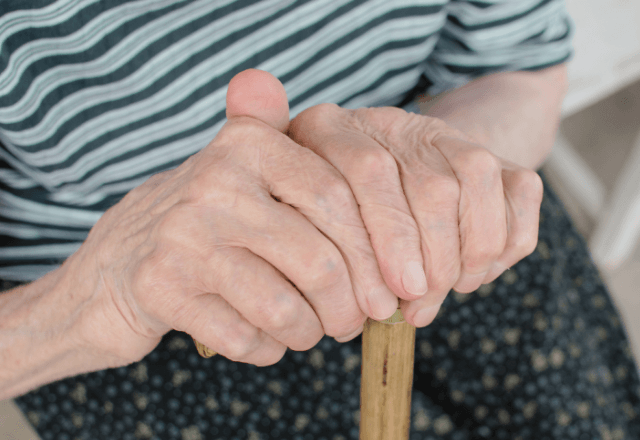 電車で…高齢の母に席を譲ってくれた外国人男性。翻訳アプリでお礼を伝えた瞬間⇒“まさかの返答”に涙…