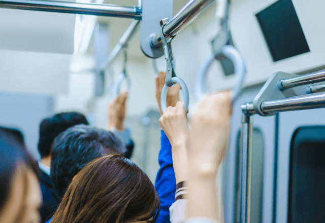 満員電車で…「私が先！」座席を奪った女性。しかし降車の瞬間⇒まさかの“一声”で形勢逆転の衝撃展開に―！？
