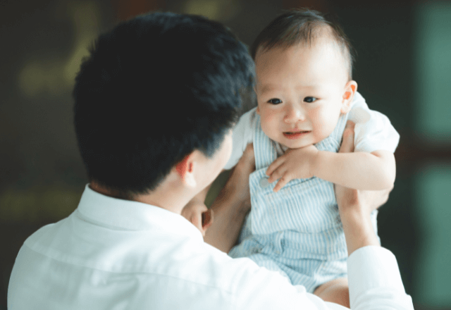 家族で外食に…突然子どもを抱き上げて立ち上がる夫。私「えっ？」⇒直後、夫が手に持つ“ソレ”に驚愕…