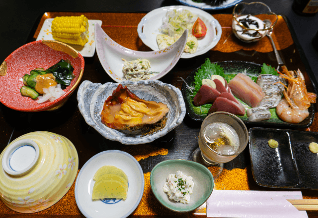 法事で…義母に呼ばれた食事会で『席がない』ことに気づいた嫁。直後⇒嫁が放った【痛烈な一言】に親族騒然…！？