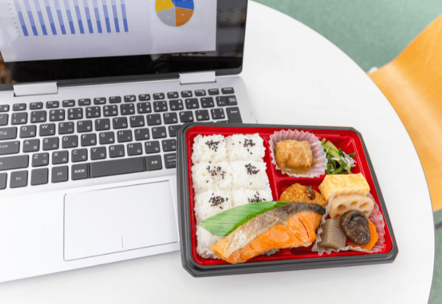 職場で…財布を忘れた同僚に"昼食代500円"を貸した私。1ヶ月後⇒「お礼に…」高級すぎる恩返しに「え！？」
