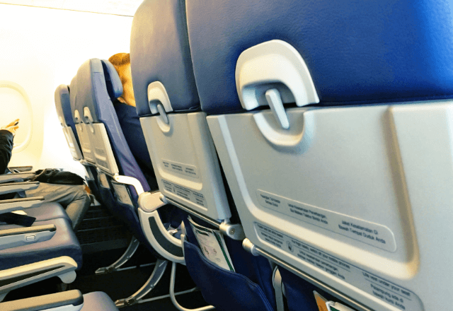 女性にもたれかかり眠る男性客。注意され逆上直後⇒大学生「では…」【CAと交渉した驚きの内容】とは―！？