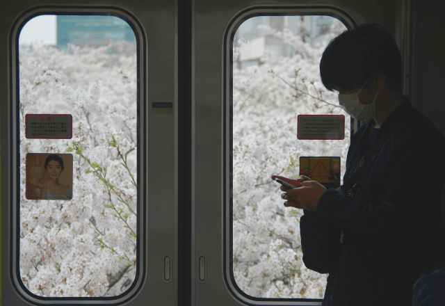 電車で…アイドルファンの女の子が優先席を占拠…乗客が注意するも無視。直後⇒まさかの人物が現れて―！？