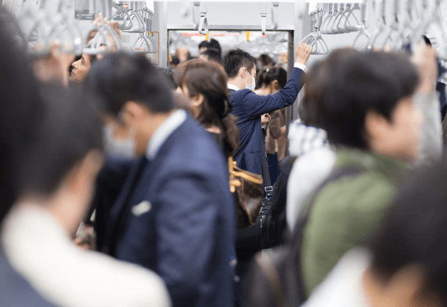 満員電車で…男性「この中に盗っ人がいる！」に車内騒然。乗務員が駆けつけた結果⇒【予想外の展開】に絶句…