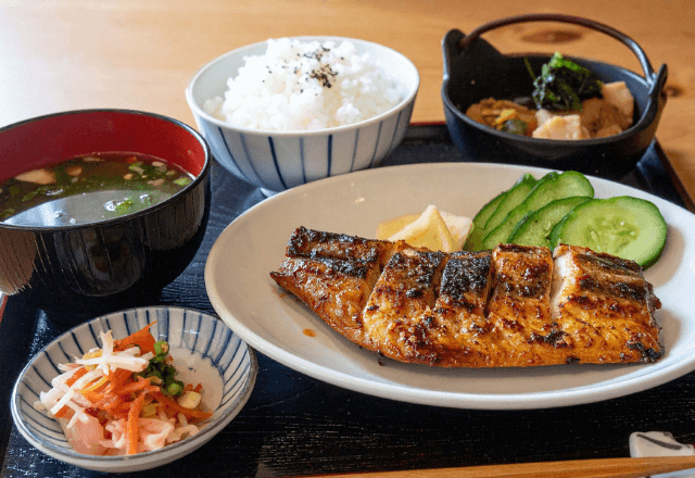 定食屋で…「ぬるい味噌汁に金払う義務ある？」暴れる男性客。直後⇒「てか…」他の客を指さした理由に「勘弁して」