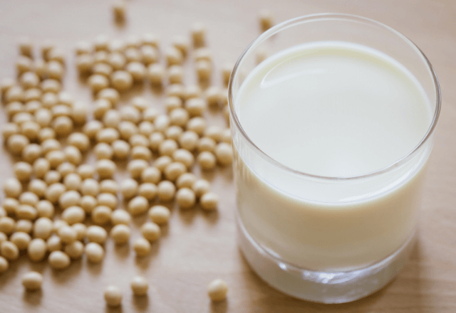 赤ちゃんの豆乳デビュー、「そのまま」はまだ早い？開始時期と注意点【管理栄養士監修】