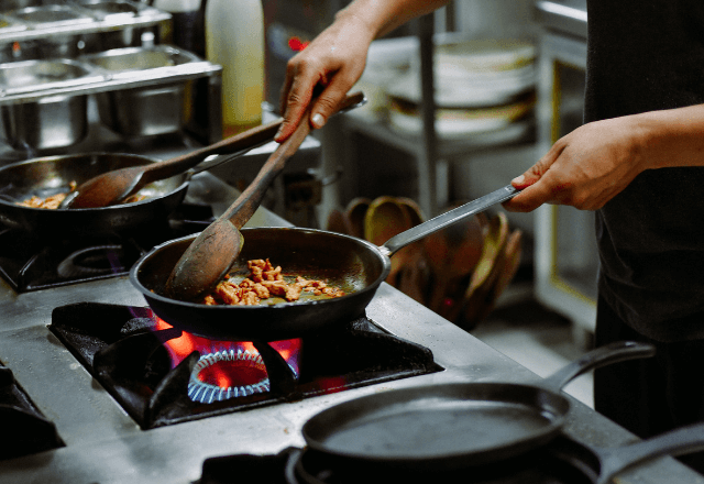 定食屋で…入店してすぐ、店長とアルバイトが“大喧嘩！”直後⇒【調理場から聞こえた音】に青ざめる…