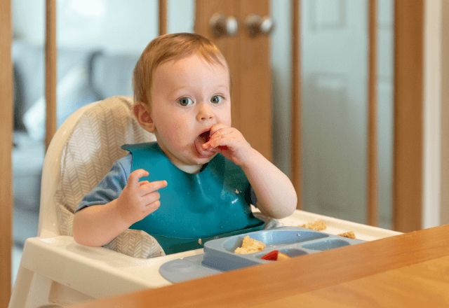 食べこぼし掃除を楽に！保育士直伝の簡単片付けアイデア
