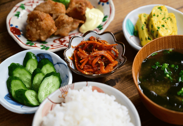 義実家に帰省中…夫「ご飯美味いな」義母「そう？」しかし次の瞬間⇒「もう無理だ！」激怒したワケ…