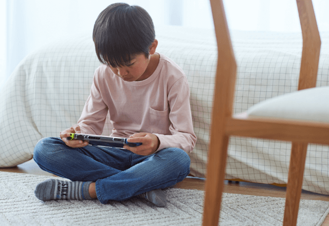 子どもの普段の姿勢が気になる…と心配なパパママへ｜保育士が教える、正しい座り方と体作りの工夫