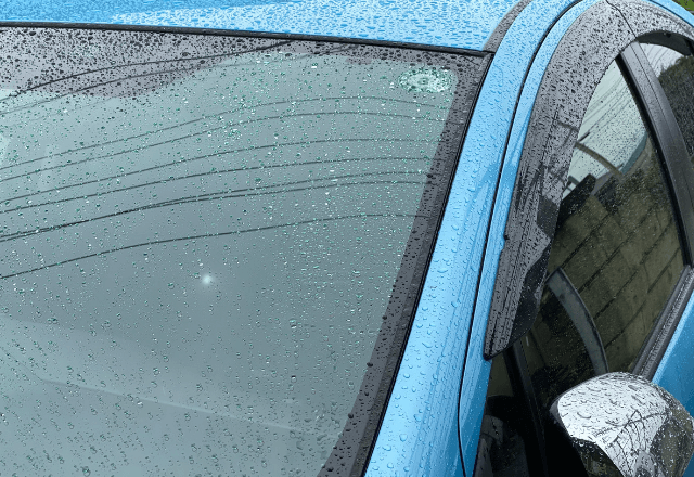 高速で…煽り運転からSAへ逃げるも男が接近。だが車内を覗き込まれた瞬間⇒“無言で会釈して”去ったワケ…