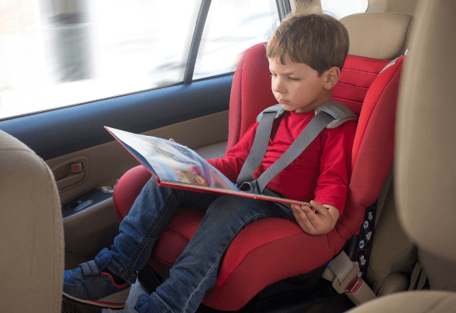 ジュニアシートはいつから使う？法律のルールと選ぶポイント