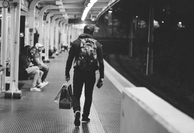 「僕、次で降りますので」妊婦に席を譲る優しい男性。後日⇒“とあるHP”で知った【職業】に「えっ嘘…」