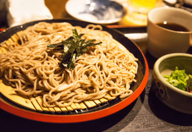 蕎麦屋で…“虫混入”を指摘した学生客。だが店主が現れた瞬間⇒「金払え！」高校生が【全速力で退店】して…