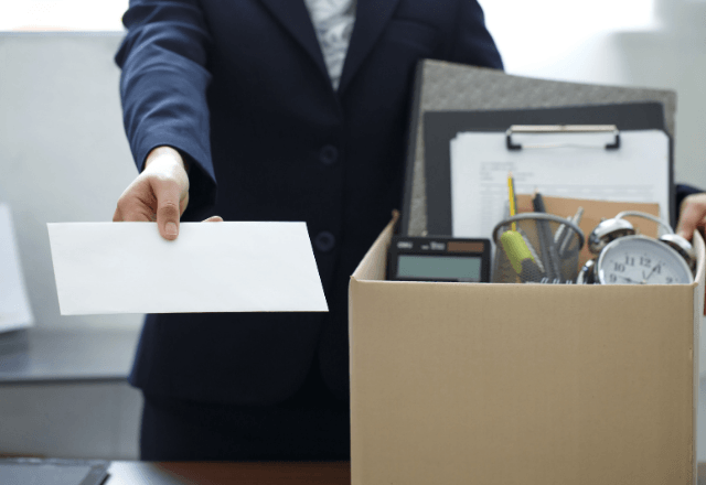 社長「無能は退職しろ（笑）」俺「いいのね？」後日⇒判明した【俺の正体】に…社長「戻ってきて下さい」「え？（笑）」