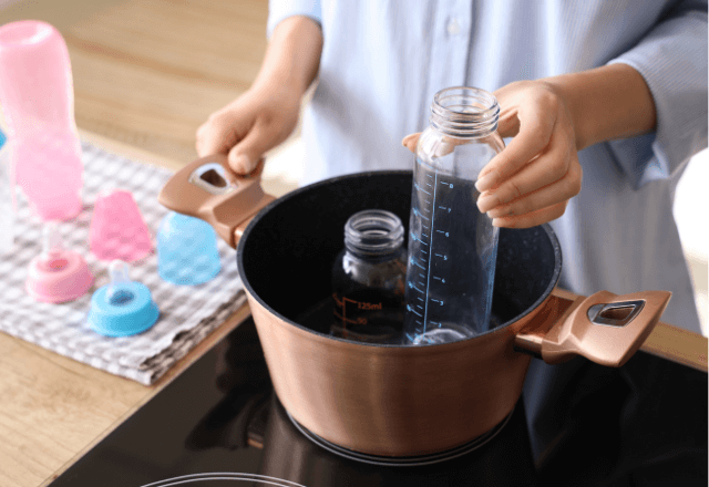 赤ちゃんに安心を！哺乳瓶の煮沸消毒の手順や時期の目安