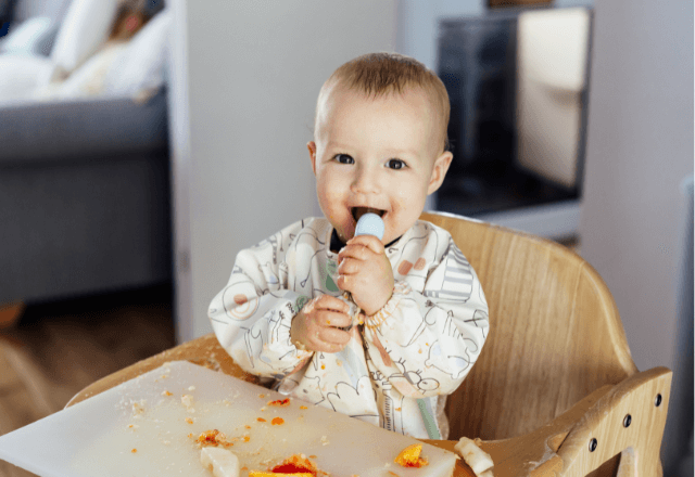 床掃除が劇的に楽に！子どもの食べこぼし対策アイデア