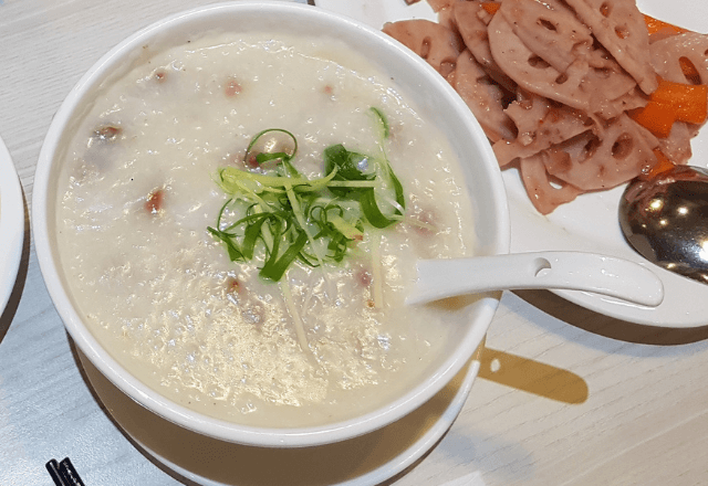 中華料理店で…中華粥を食べていたらレンゲの先に違和感が。すくいあげた瞬間⇒まさかの光景に“衝撃退店”