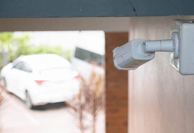 男「ぶつけたろ！」私「え…」だが数分後⇒カメラを見た店員「お客様…」衝撃の一言に男が車へ飛び乗り―！？