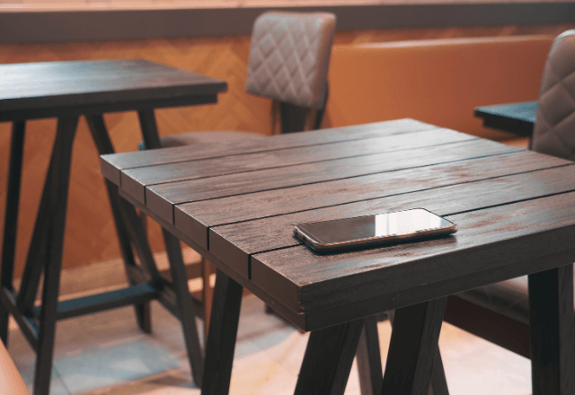 「なんで俺の忘れ物に気付かんのや！」飲食店で激高する男性。直後⇒居合わせた客の【冷静な一言】に赤面して…