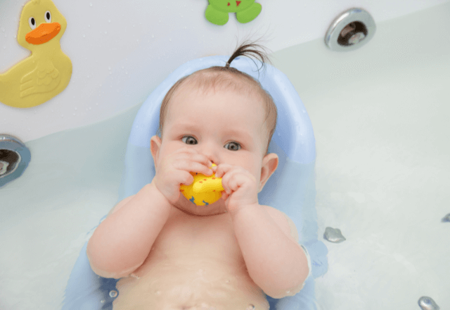 赤ちゃんのお風呂の待たせ方！安全と安心の便利グッズと方法