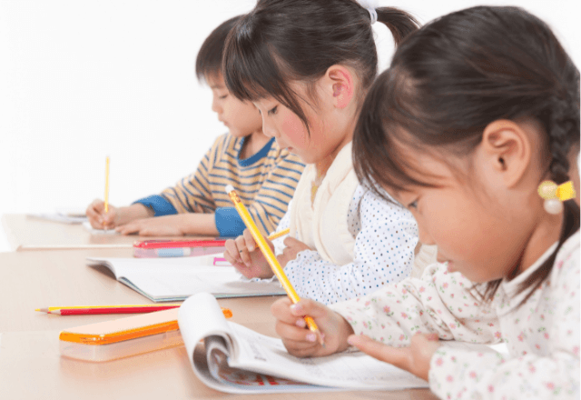 おやこで快適なリビング学習の配置とは？集中できるコツや収納も
