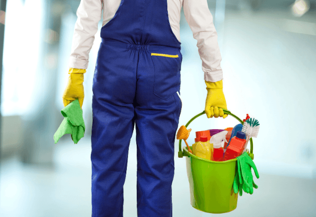 社員「邪魔（笑）」年配の清掃員「すみません…」見かねて庇った半年後⇒全社員が集められた理由に社内騒然―！？