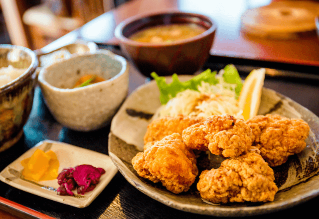 行きつけのお店で…いつもの唐揚げ定食に“謎の小鉢”が。気にせず食べた結果⇒店員の“まさかの思惑”に驚愕…