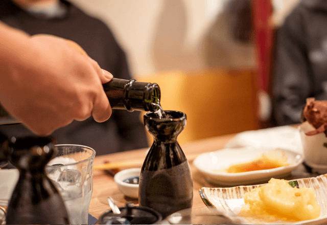 帰省中…「お義父さんもどうぞ」義父にお酌をした直後⇒「二度と来るな！」義父が机をひっくり返したワケ…